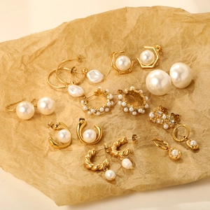 Collection élégante de boucles d'oreilles en perles baroques dorées et détails en cristal