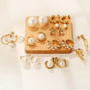 Ensemble de boucles d'oreilles perles baroques et motifs géométriques dorés