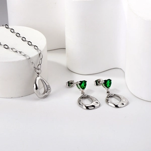 Modern stainless steel jewelry set with green heart stones and hammered water drop pendants