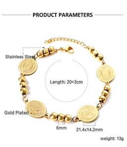 Detail van vergulde roestvrijstalen kralenarmband met religieuze muntbedels