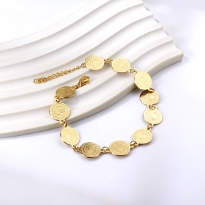 Gouden armband met St. Benedictus medailles en verstelbare ketting op witte steen