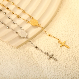 Collar religioso de cuentas con medalla de Virgen María y colgante de cruz en oro y plata fina
