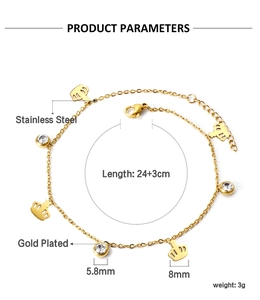 Detailansicht der vergoldeten Edelstahl-Fußkette mit Kronen-Anhängern und Strasssteinen