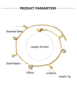 Detailansicht der goldenen Edelstahl-Fußkette mit Zirkonia und Ananas-Anhängern