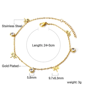 Detail einer vergoldeten Edelstahl-Fußkette mit Libellenanhängern und runden Kristallen