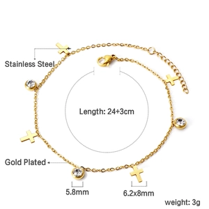 Detailansicht der vergoldeten Edelstahl-Fußkette mit Kreuzanhängern und runden Zirkonia