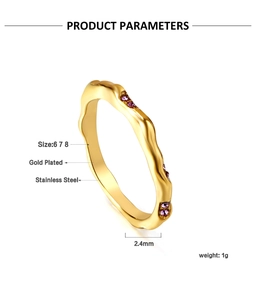 Détail d'une bague torsadée en acier doré 2,4mm avec incrustation de zircon violet