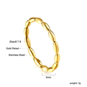 Détail macro de la bague en acier inoxydable doré 2mm avec spécifications de taille