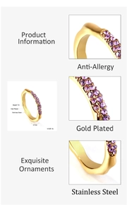 Vue macro d'une bague torsadée dorée de 2,7mm avec détails en strass violets