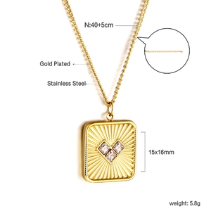 Détail du pendentif carré en acier inoxydable doré avec gravure soleil et cristaux