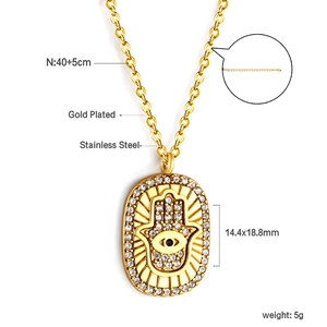 Détail du pendentif Main de Fatma plaqué or avec zircons sur une chaîne à maillons