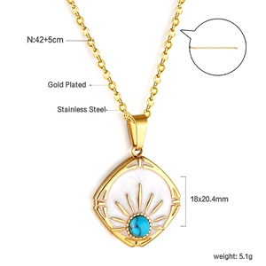 Détail d'un collier vintage doré avec un pendentif en losange et une pierre turquoise