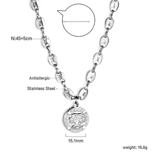 Détail macro de la chaîne grain de café en acier avec pendentif rond arbre de vie