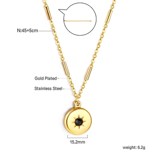 Détail du collier médaille soleil doré de 15,2 mm avec pierre noire centrale