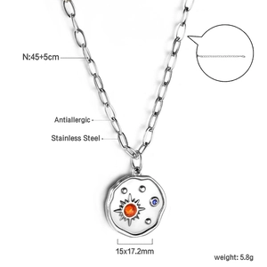 Détails de la chaîne trombone en acier avec pendentif soleil martelé et pierres