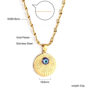 Détail du collier en acier inoxydable plaqué or avec pendentif œil bleu et gravure d'étoile