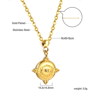 Détail d'un pendentif œil maléfique plaqué or de 14,3 mm en acier inoxydable avec chaîne