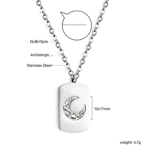 Vue détaillée du collier à pendentif carré avec croissant serti et dimensions