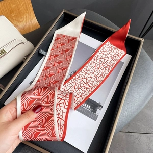 Élégant foulard en soie rouge et blanc avec motif géométrique et texture satinée