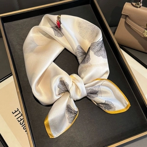 Foulard quadrato in seta crema con motivi farfalla e foglie di ginkgo e bordo giallo