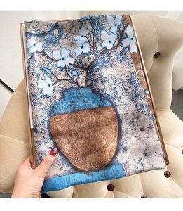 Detailweergave van zijden sjaal met een elegante artistieke inktbloemenpatroon print