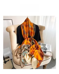 Détail d'un foulard en soie style peinture à l'huile avec motif de feuilles tropicales