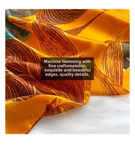 Gros plan sur l'ourlet piqué à la machine du foulard en soie orange au style peinture à l'huile