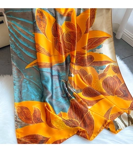 Détail de l'imprimé lotus à l'huile sur une longue écharpe douce en imitation soie