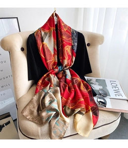 Détail d'un foulard en soie style peinture à l'huile sur fauteuil avec accessoires