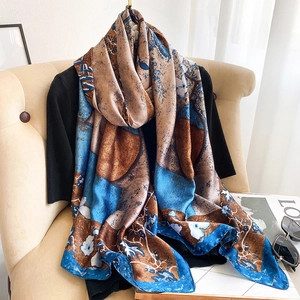 Artistieke zijden sjaal met bloemenprint en gedurfd blauw en karamel kleurblokken
