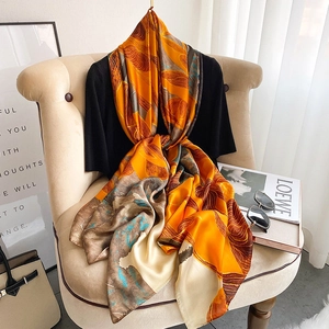 Écharpe en soie style peinture à l'huile avec motifs de feuilles orange sur mannequin