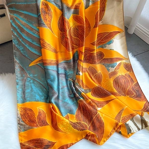 Écharpe en soie style peinture à l'huile avec motif floral orange sur fond peluche