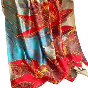 Écharpe en soie au motif de lotus style peinture à l'huile avec un éclat satiné