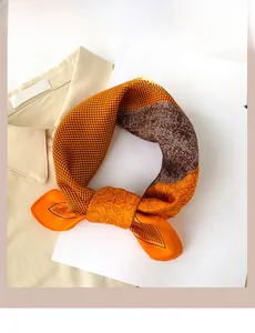 Vue détaillée du foulard en soie avec motifs de calèche vintage et pied-de-poule élégants