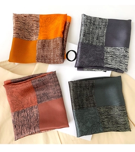 Mise à plat de quatre foulards carrés en soie aux motifs floraux et quadrillés
