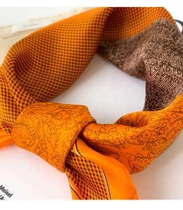 Détail d'un foulard en soie montrant les motifs pied-de-poule et fleurs rétro