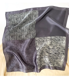 Détail d'un carré de soie avec motifs floraux vintage et design patchwork de texture tweed