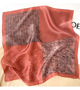 Détail d'un carré en soie avec motifs patchwork paisley et carreaux en corail et rouge brique