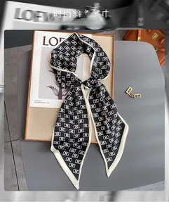 Détail d'un foulard en soie style français à motifs de lettres sur un fond en bois