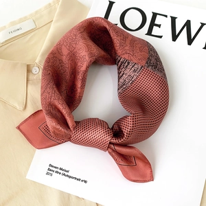 Carré de soie rouge brique avec motif paisley et pied-de-poule noué en ruban élégant