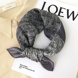 Foulard en soie avec motifs paisley et pied-de-poule sur magazine d'art minimaliste