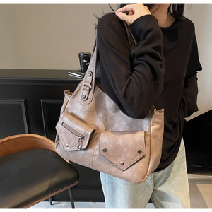 Detailansicht der großen Vintage-Tasche mit brauner Textur und Klappentaschen