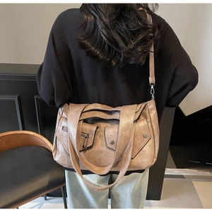 Modellansicht der großen Vintage-Tasche in Khaki mit mehreren Taschen und Schultergurten