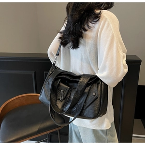 Detail einer großen schwarzen Vintage-Tasche im Biker-Stil mit hochwertiger Lederstruktur