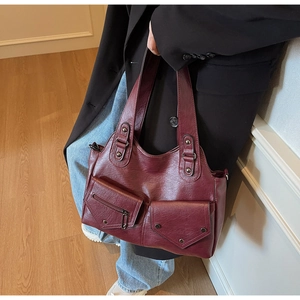 Details der burgunderroten Vintage-Tasche mit Vordertaschen und weichem PU-Leder-Finish