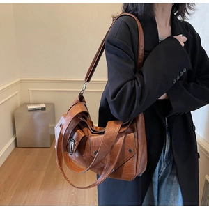 Details einer großen braunen Vintage-Schultertasche mit Nieten-Klappentasche