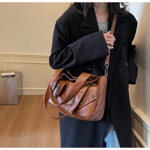 Detailaufnahme der braunen Vintage PU-Leder Umhängetasche mit funktionalen Reißverschlüssen