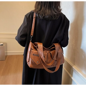 Detailansicht der braunen Vintage-Tasche mit Cargotaschen und weichem PU-Leder