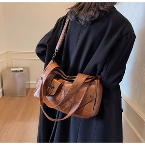 Nahaufnahme der braunen Vintage-Ledertasche mit Multitaschen-Design und Textur
