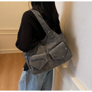 Detailansicht der grauen Vintage-Tragetasche mit großem Fassungsvermögen und Taschen